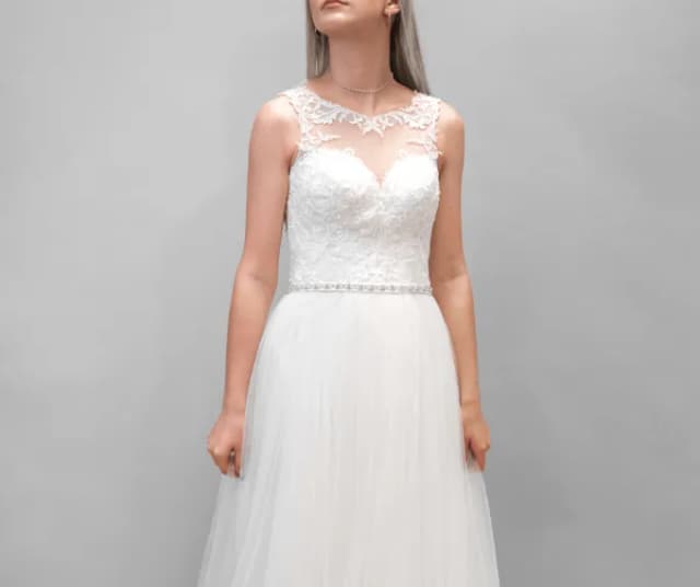 Jaki dekolt sukni ślubnej do małego biustu, aby wyglądać zjawiskowo?