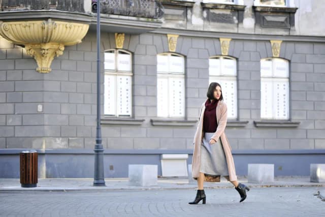 Jaką bluzkę wybrać do długiej rozkloszowanej spódnicy, aby zachwycić?