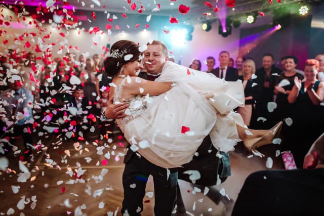 Jak tańczyć w sukni rybce: unikaj najczęstszych błędów i potknięć