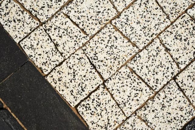 Modna kostka brukowa: trendy, które odmienią twój ogród i taras