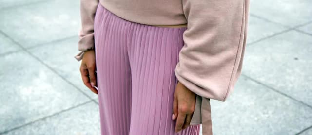 Jak skrócić plisowaną spódnicę: proste metody bez szycia i z szyciem
