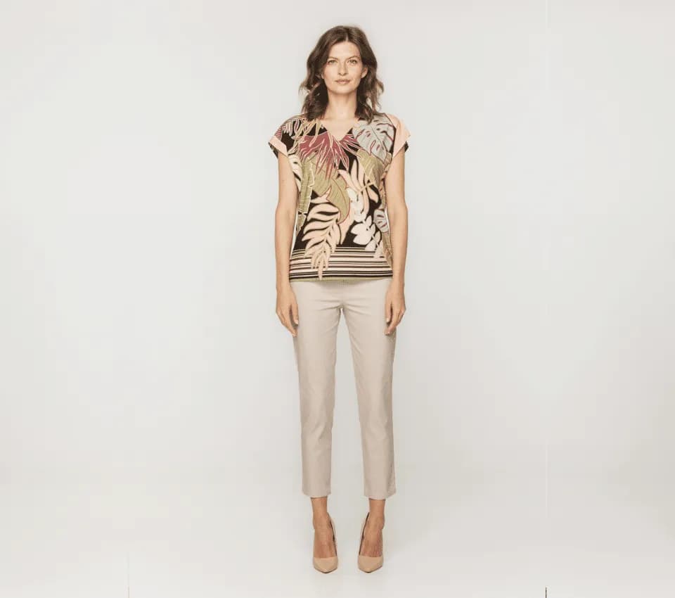 Jaką bluzkę wybrać do beżowych spodni, by wyglądać stylowo?