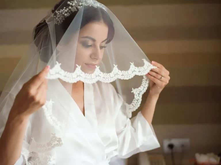 Jaką suknię wybrać do welonu hiszpańskiego, by olśnić wszystkich?