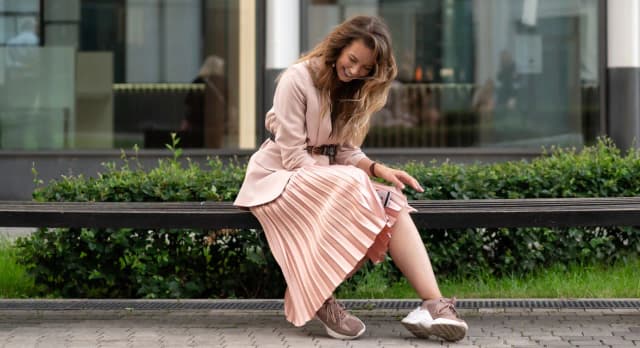Jaką bluzkę do spódnicy wybrać, aby uniknąć modowych faux pas?